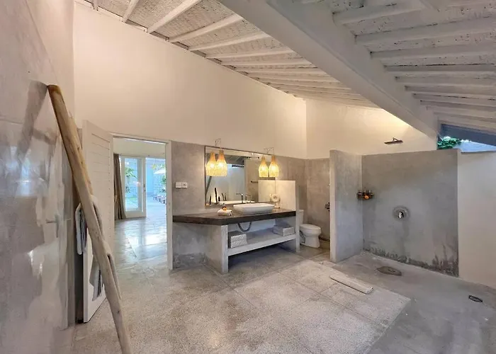 Fully Renovated 3br In - Oberoi Villa