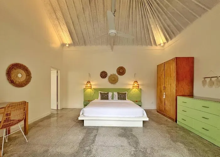 Fully Renovated 3br In - Oberoi *