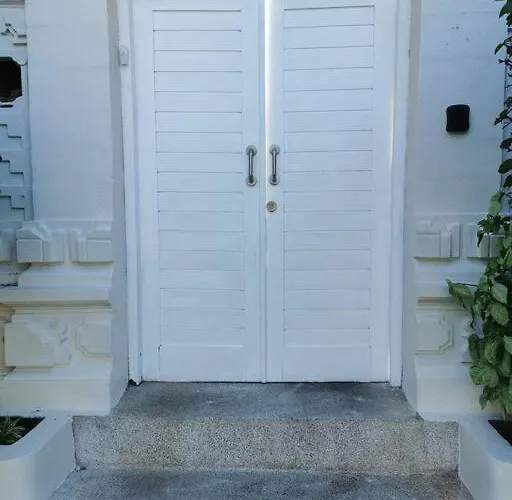 Fully Renovated 3br In - Oberoi *